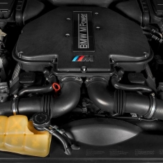 BMW E39 M5 – Black Carbon Intake